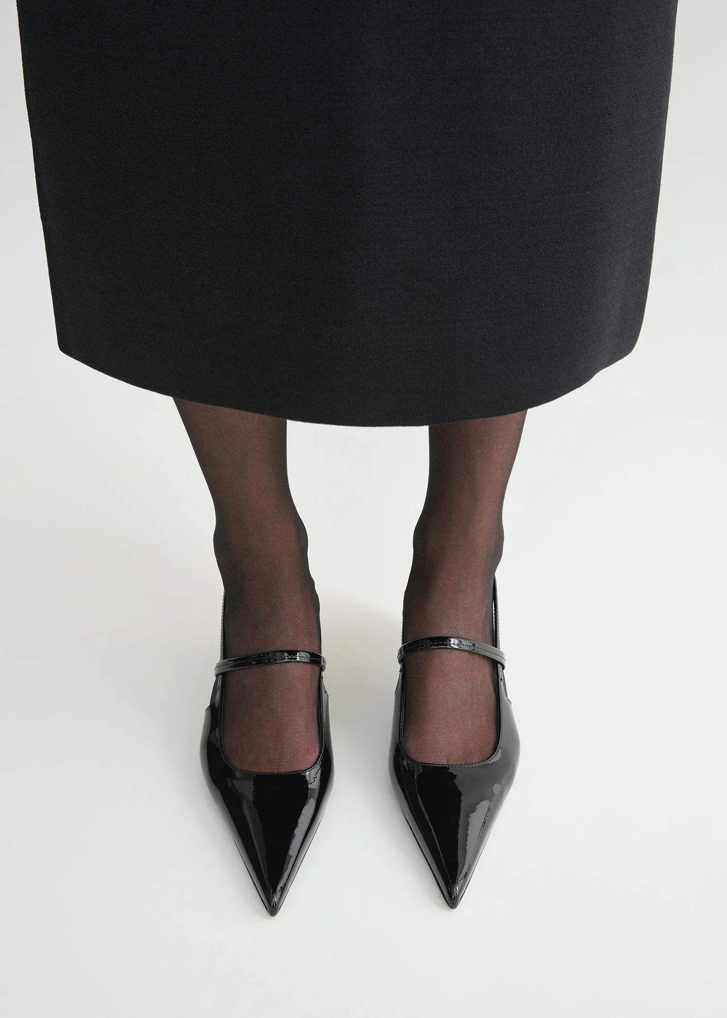 Sharp patent-leather slingbacks black