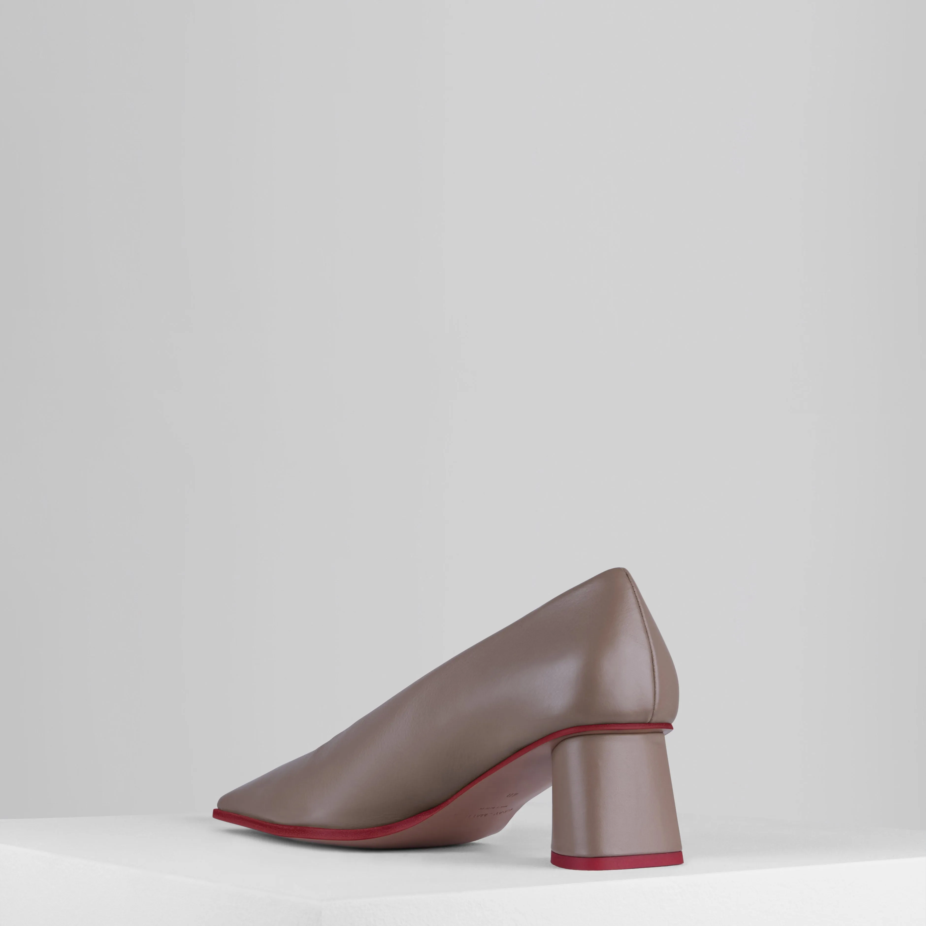 Spacco Pumps in Taupe